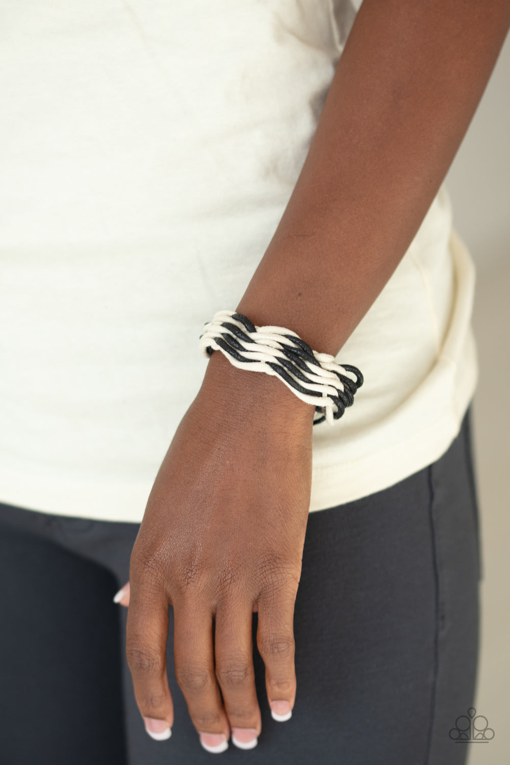 Paparazzi ♥ WEAVE High and Dry - Black ♥  Bracelet