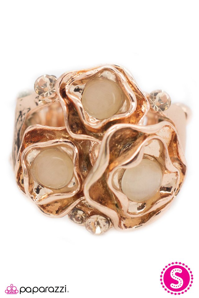 Paparazzi ♥ Through the Looking Glass - Gold ♥ Ring