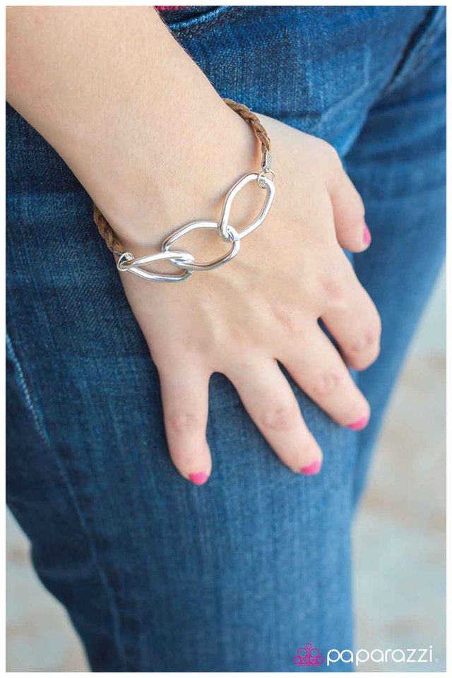 caught-in-the-middle-brown-p9in-bnxx-020xx