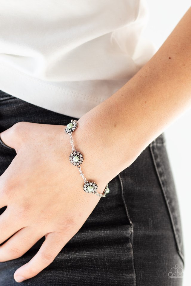 Paparazzi ♥ Garden Flower Grandeur - Green ♥ Bracelet