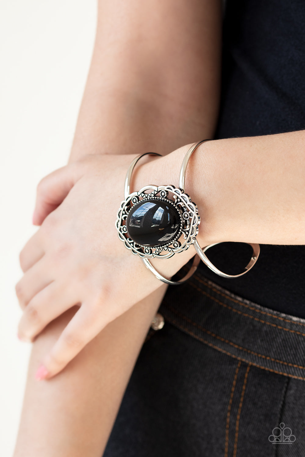 Paparazzi ♥ Vibrantly Vibrant - Black ♥  Bracelet