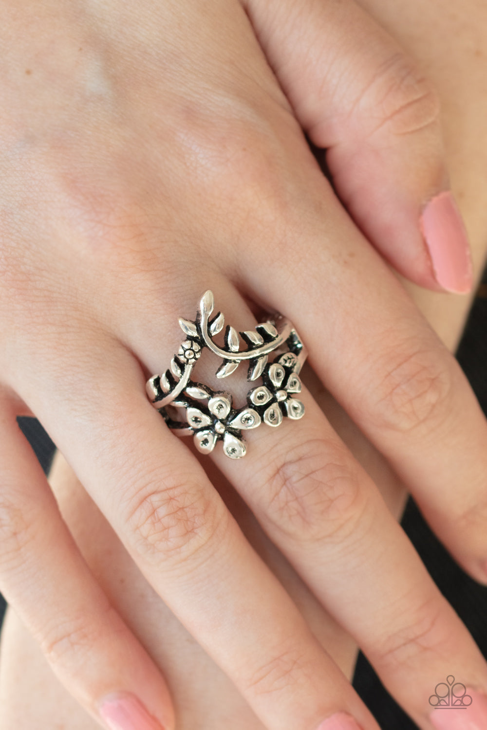 Paparazzi ♥ Secret Eden - Silver ♥  Ring