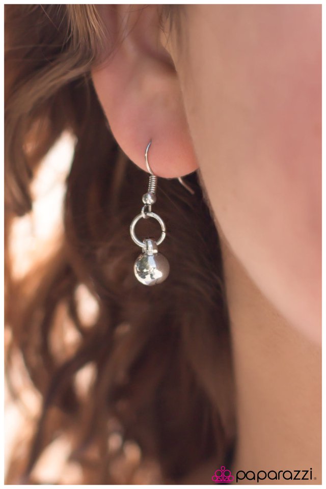 Paparazzi ♥ First Come, First Serve - Silver ♥ Necklace