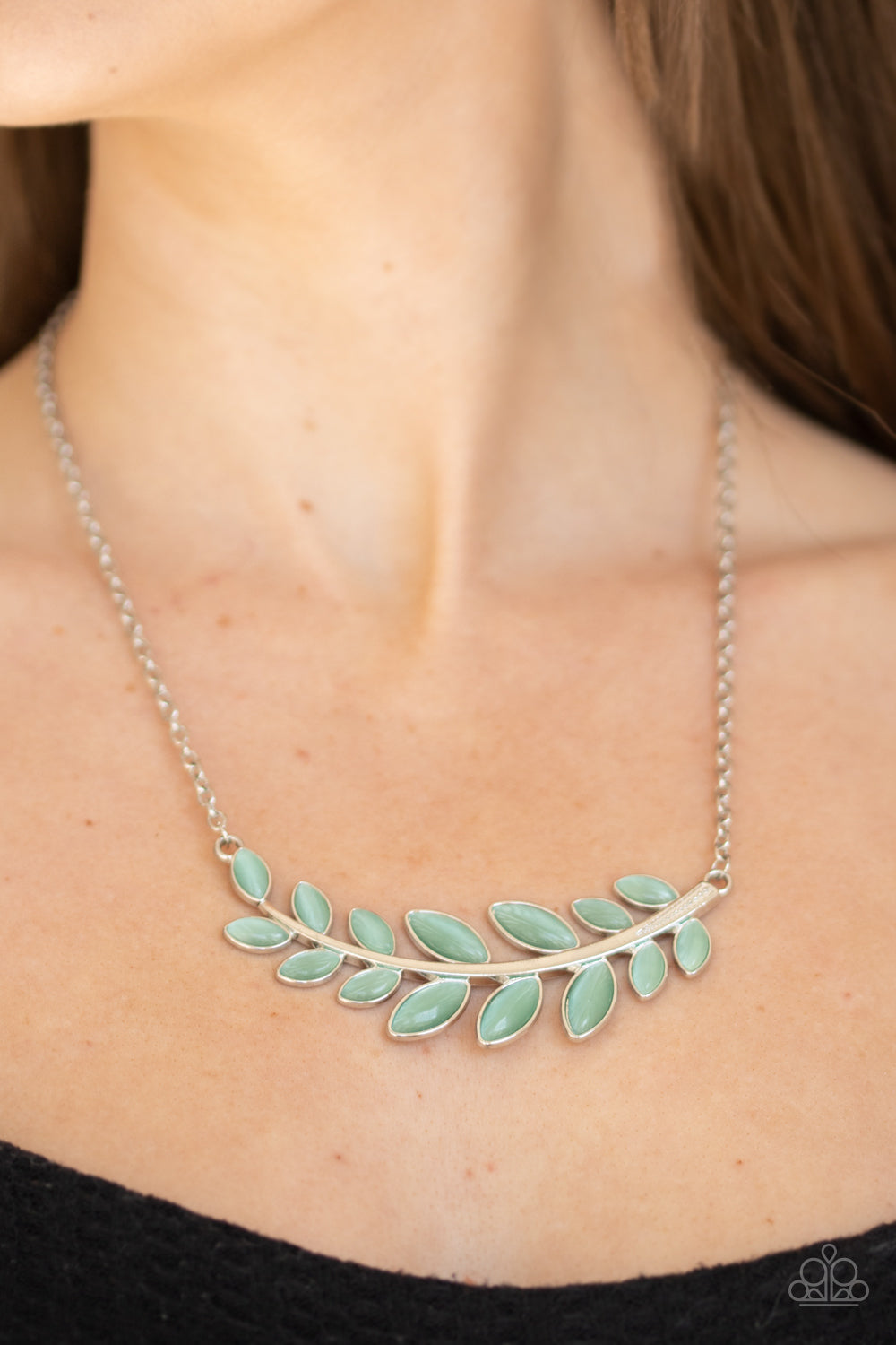 Paparazzi ♥ Frosted Foliage - Green ♥  Necklace