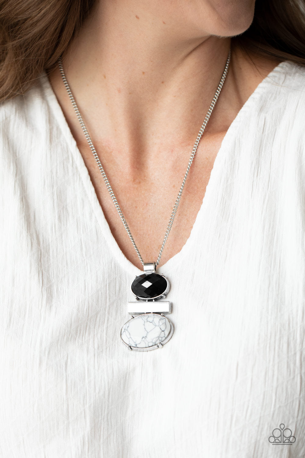 Paparazzi ♥ Finding Balance - Black ♥  Necklace