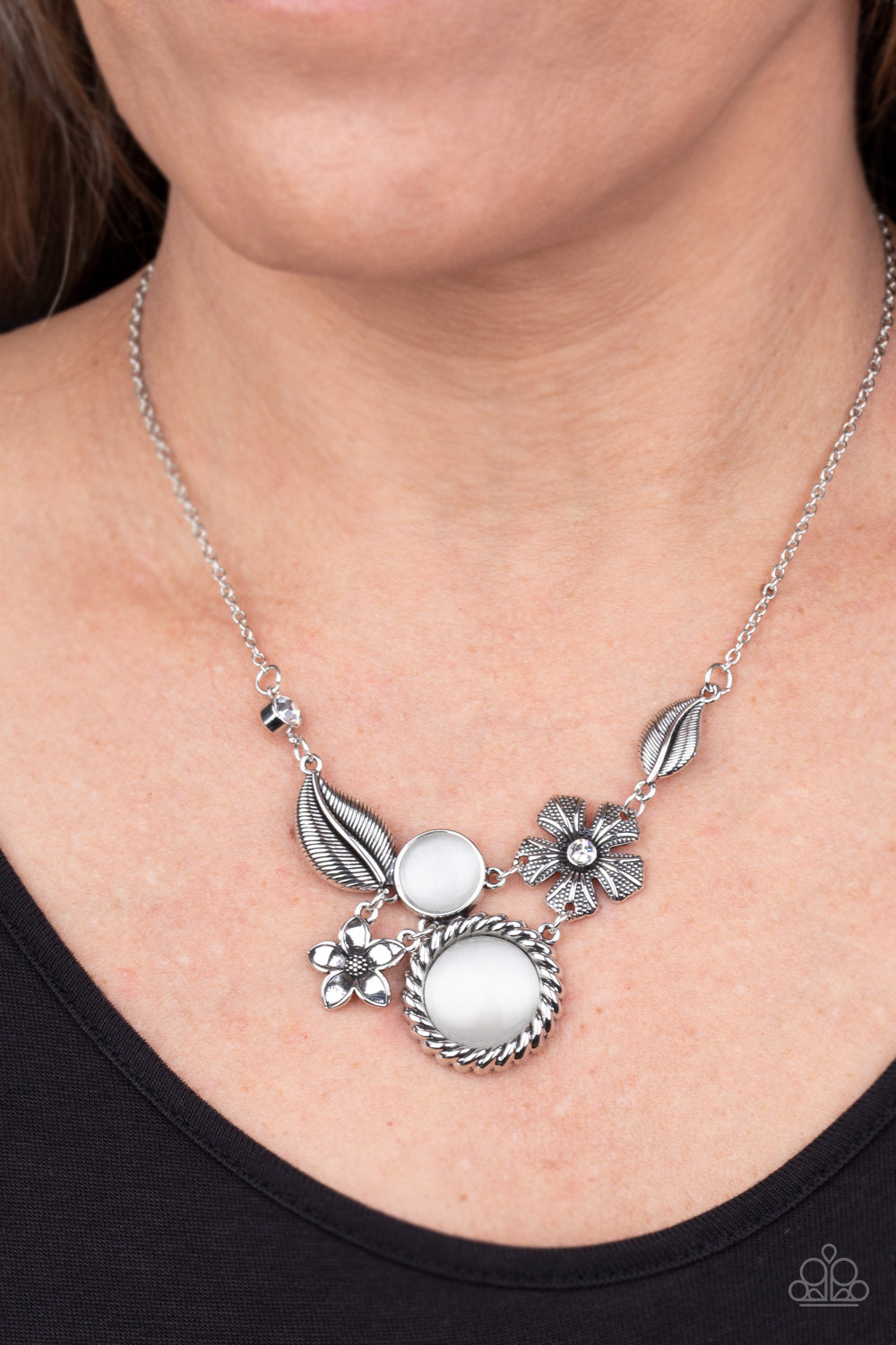 Paparazzi ♥ Exquisitely Eden - White ♥  Necklace