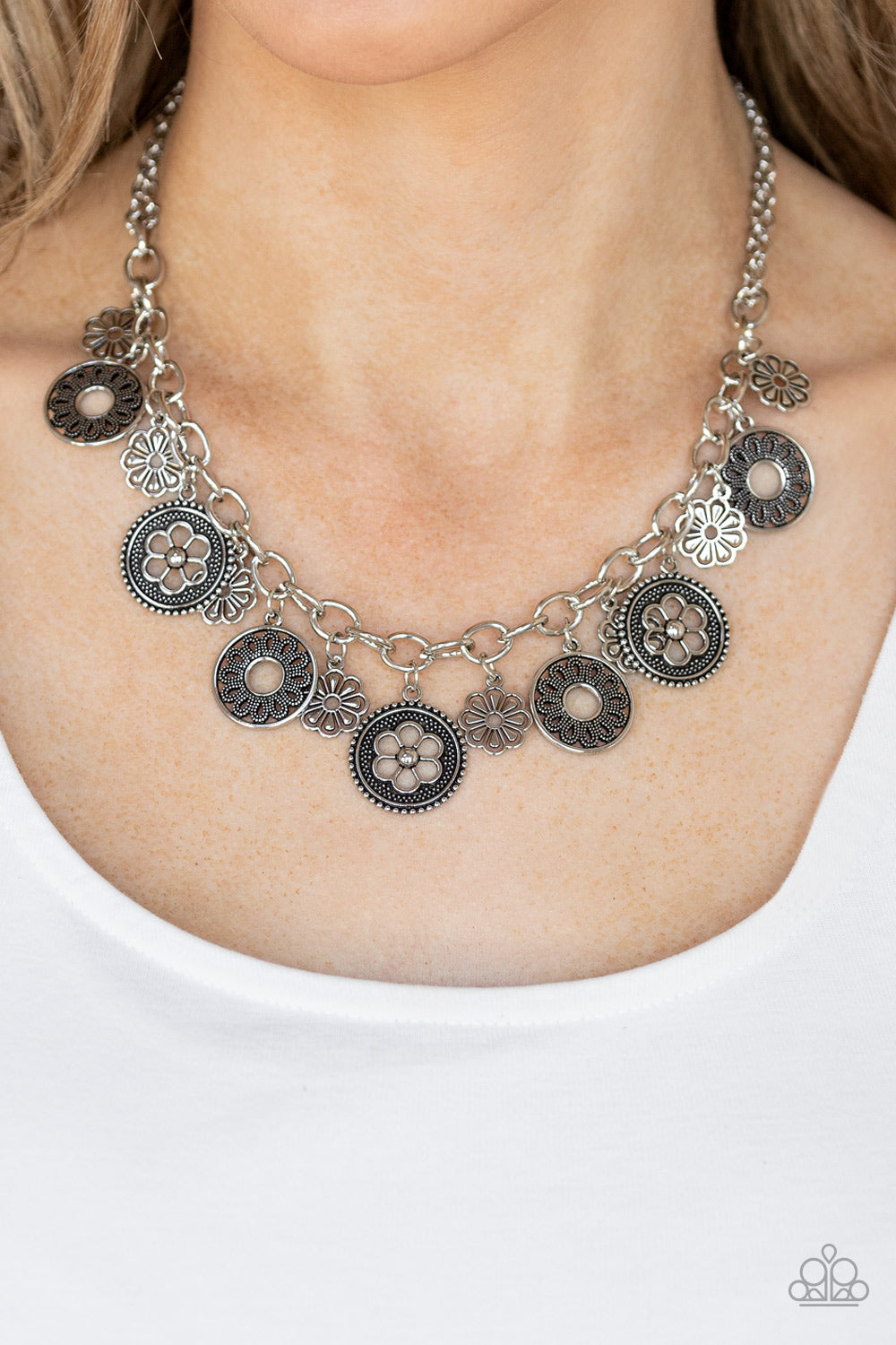 Paparazzi ♥ Meadow Masquerade - Silver ♥  Necklace