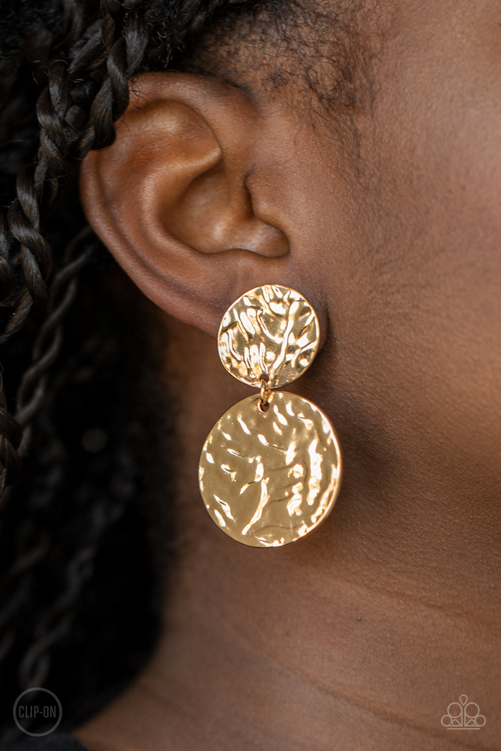 Paparazzi ♥ Relic Ripple - Gold ♥  Clip-On