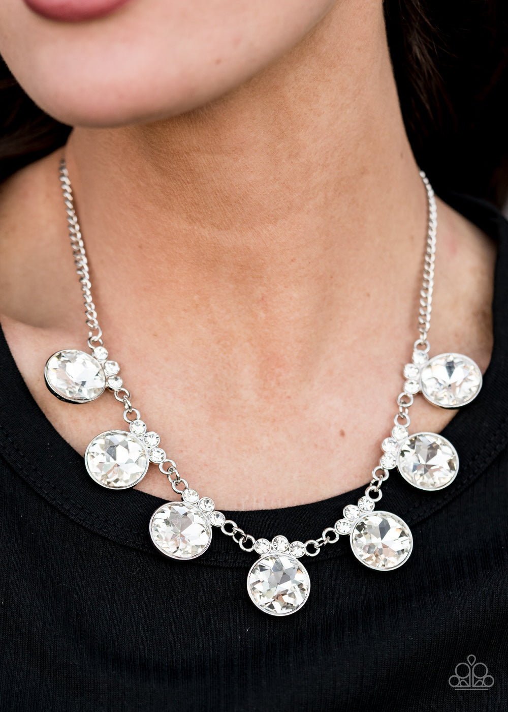 Paparazzi ♥ GLOW-Getter Glamour - White ♥  Necklace