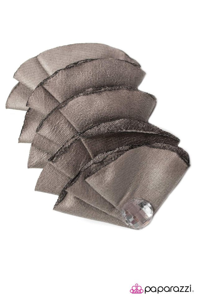 Paparazzi ♥ Know When To Fold Them - Silver ♥ Hair Clip