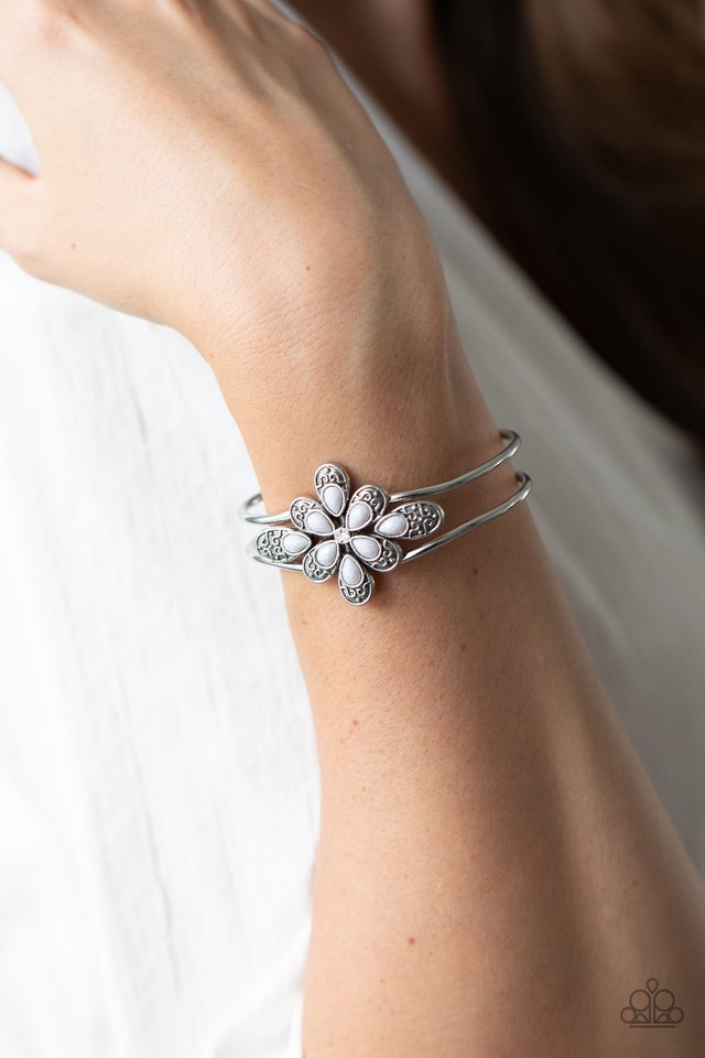 Paparazzi ♥ Go With The FLORALS - Silver ♥ Bracelet