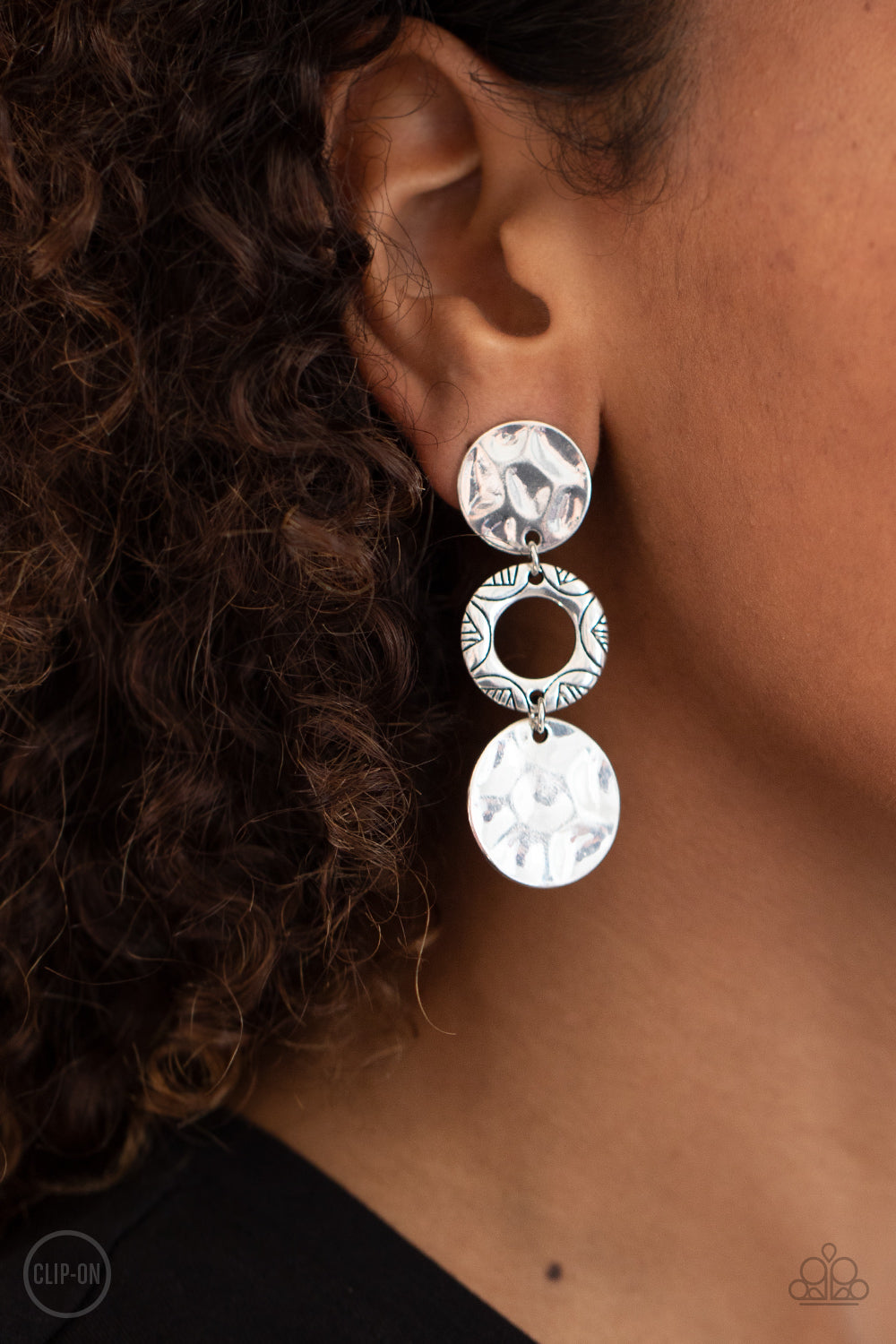 Paparazzi ♥ Torrid Trinket - Silver ♥  Clip-On