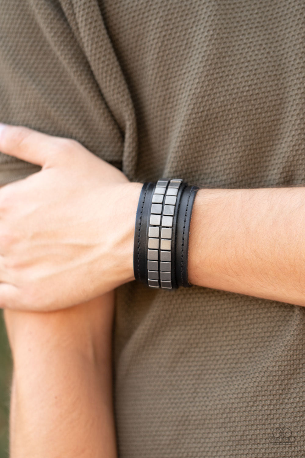 Paparazzi ♥ Engine Room - Black ♥  Bracelet