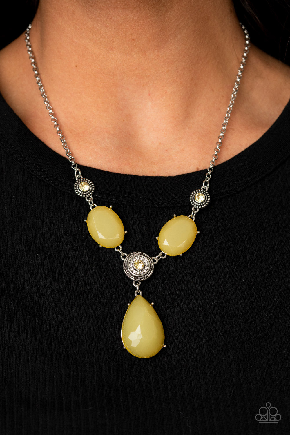 Paparazzi ♥ Heirloom Hideaway - Yellow ♥  Necklace