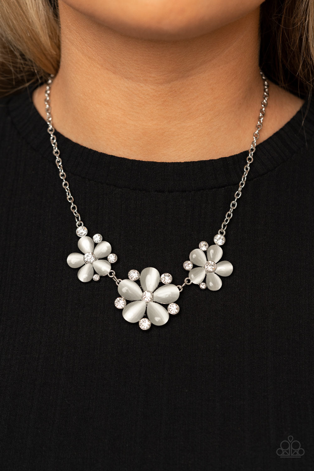 Paparazzi ♥ Effortlessly Efflorescent - White ♥  Necklace