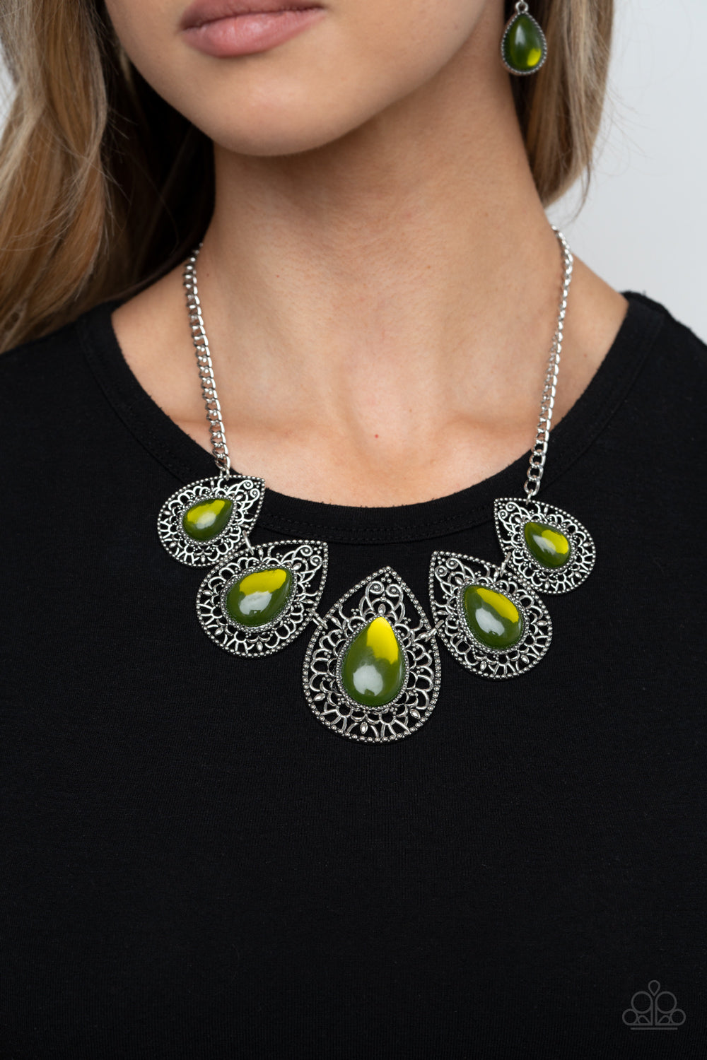 Paparazzi ♥ Opal Auras - Green ♥  Necklace