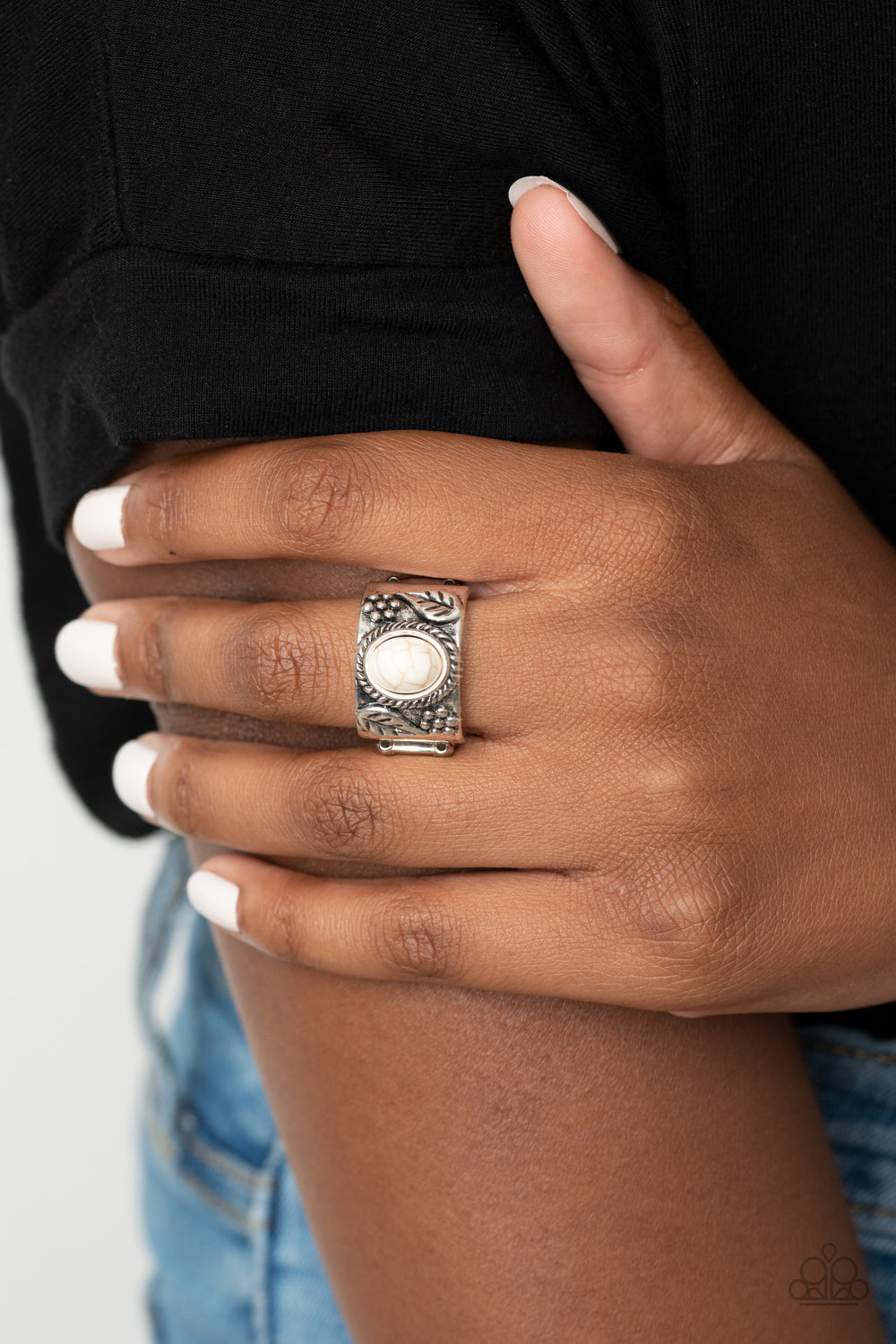 Paparazzi ♥ Free-Spirited Fields - White ♥  Ring