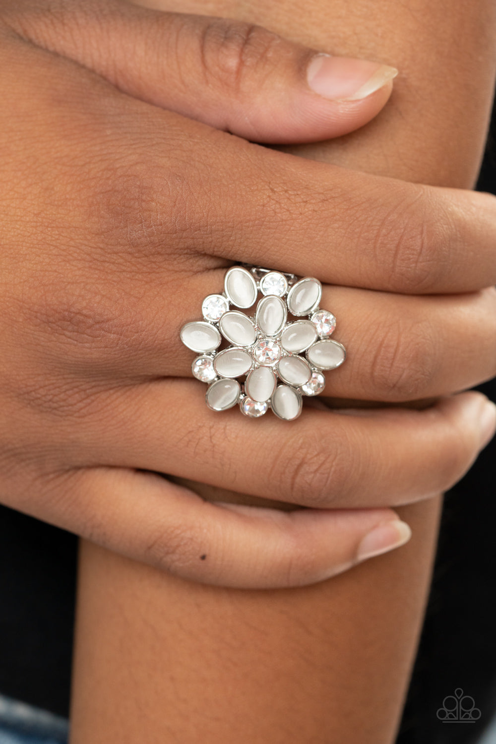 Paparazzi ♥ Hopes and GLEAMS - White ♥  Ring