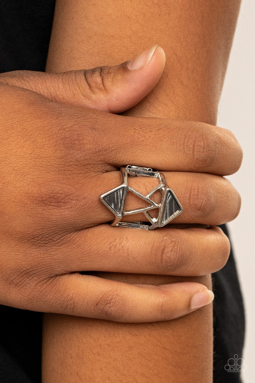 Paparazzi ♥ Making Me Edgy - Silver ♥  Ring