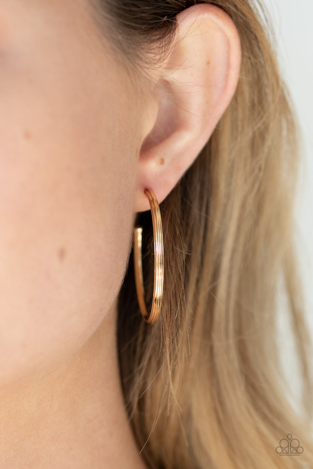 Paparazzi ♥ Chic As Can Be - Gold ♥  Earrings
