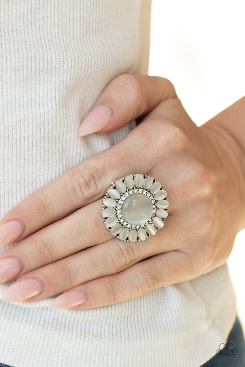 Paparazzi ♥ Elegantly Eden - White ♥  Ring