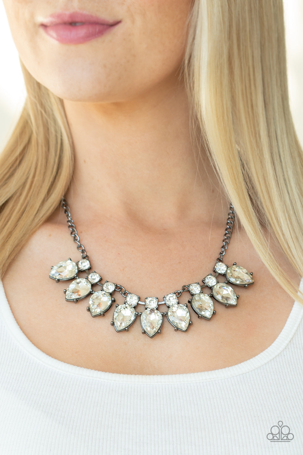 Paparazzi ♥ Extra Enticing - Black ♥  Necklace