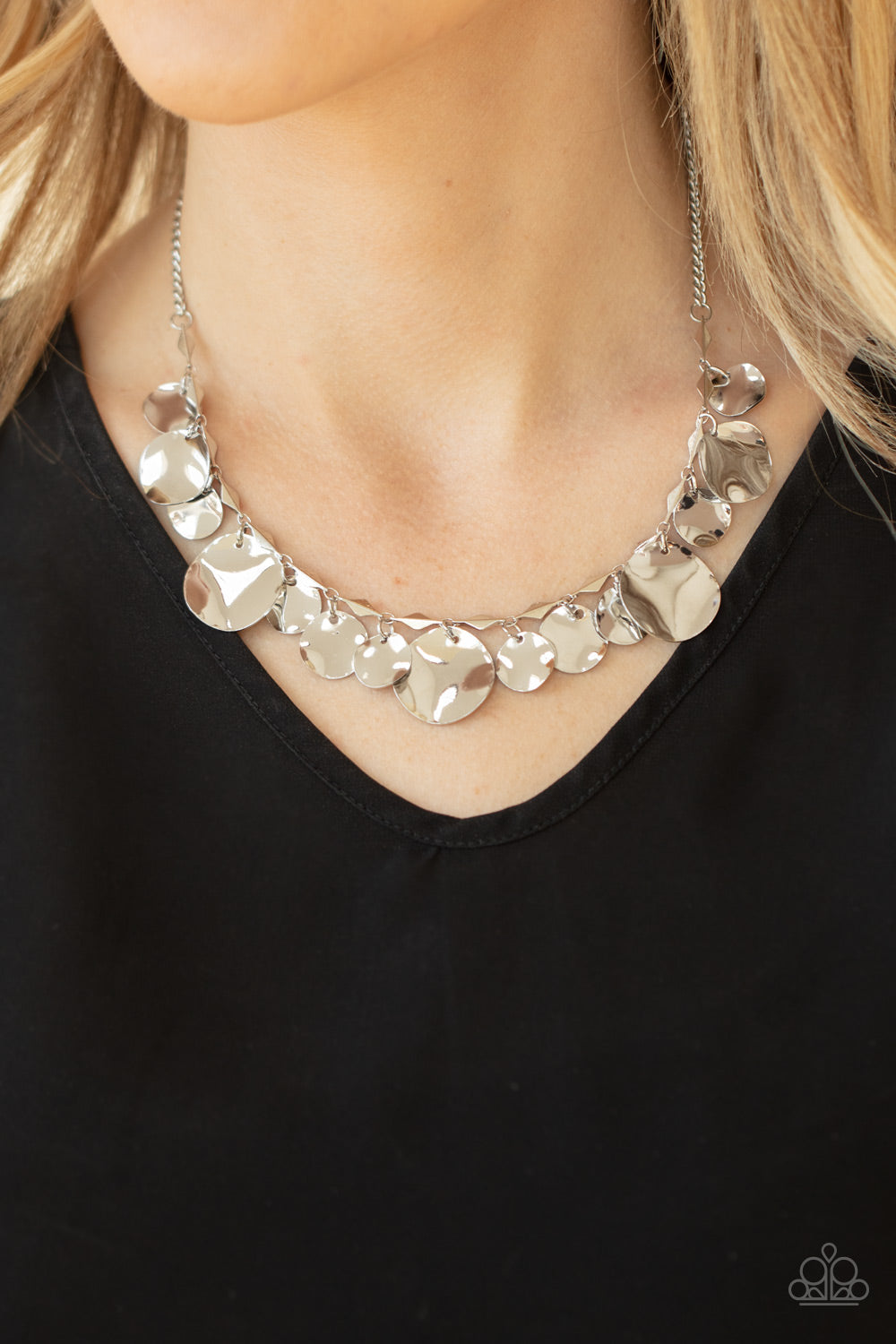 Paparazzi ♥ GLISTEN Closely - Silver ♥  Necklace