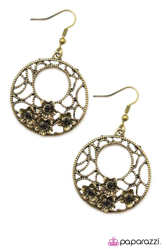 Paparazzi ♥ Dixie Chick  - Brass ♥ Earrings