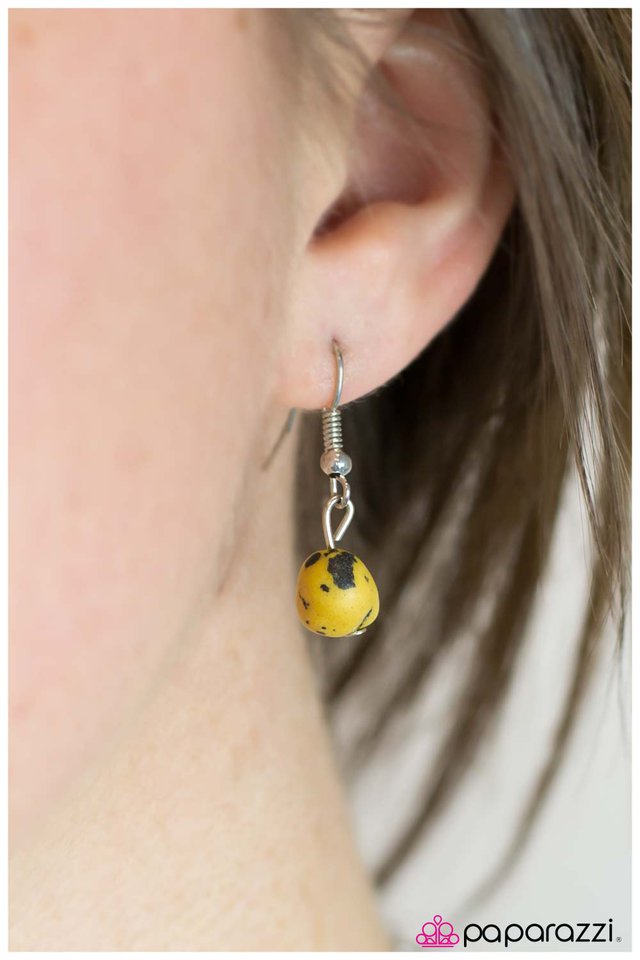 Paparazzi ♥ Embers of Elegance - Yellow ♥ Necklace