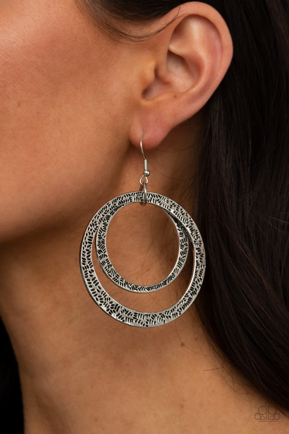 Paparazzi ♥ Rounded Out - Silver ♥  Earrings