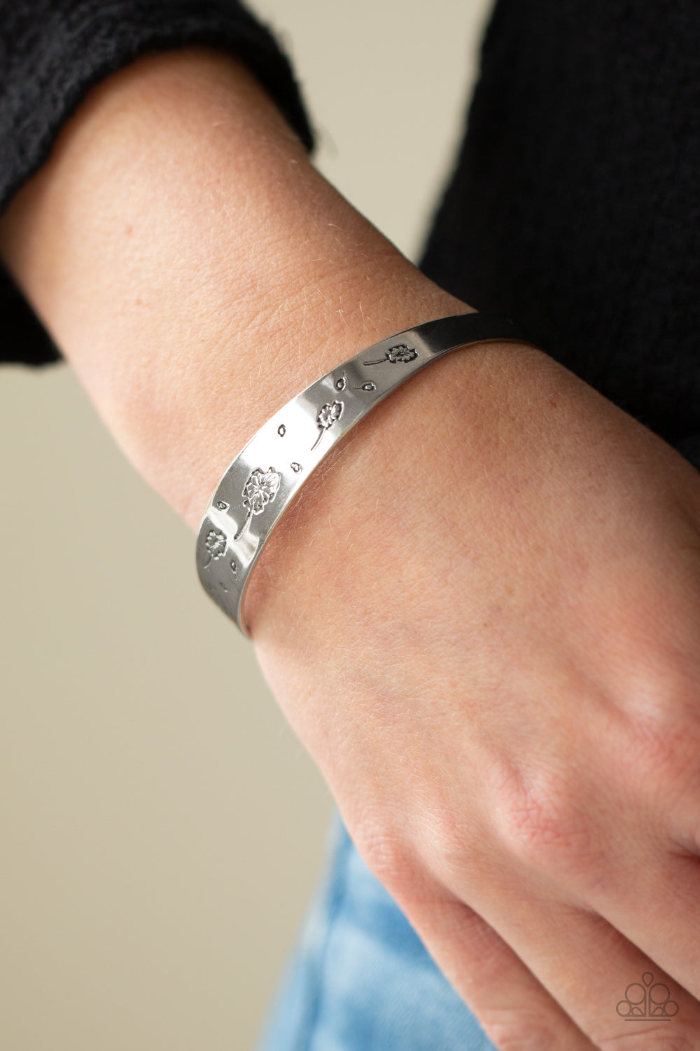 Paparazzi ♥ Dandelion Dreamland - Silver ♥  Bracelet