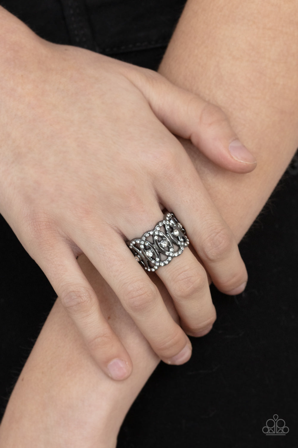 Paparazzi ♥ OVAL-Ruled - Black ♥  Ring