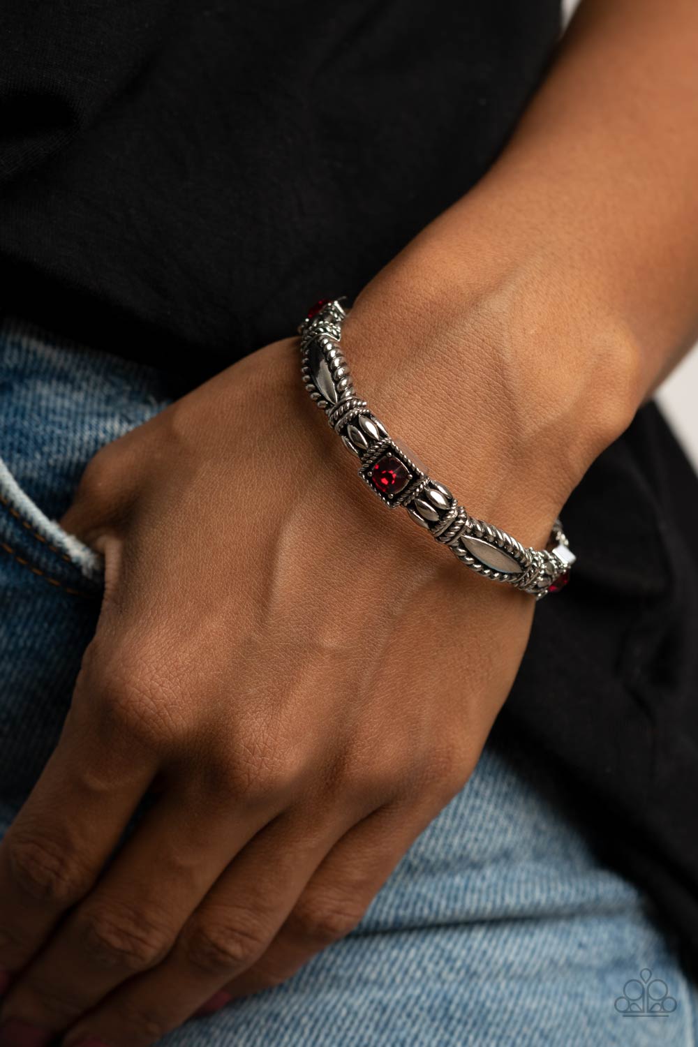 Paparazzi ♥ Get This GLOW On The Road - Red ♥  Bracelet