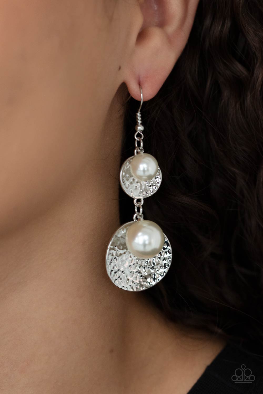 Paparazzi ♥ Pearl Dive - White ♥  Earrings