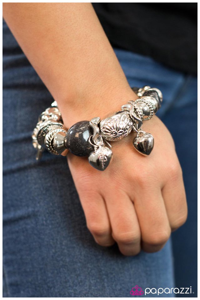 extending-an-invite-black-p9wh-bkxx-024xx