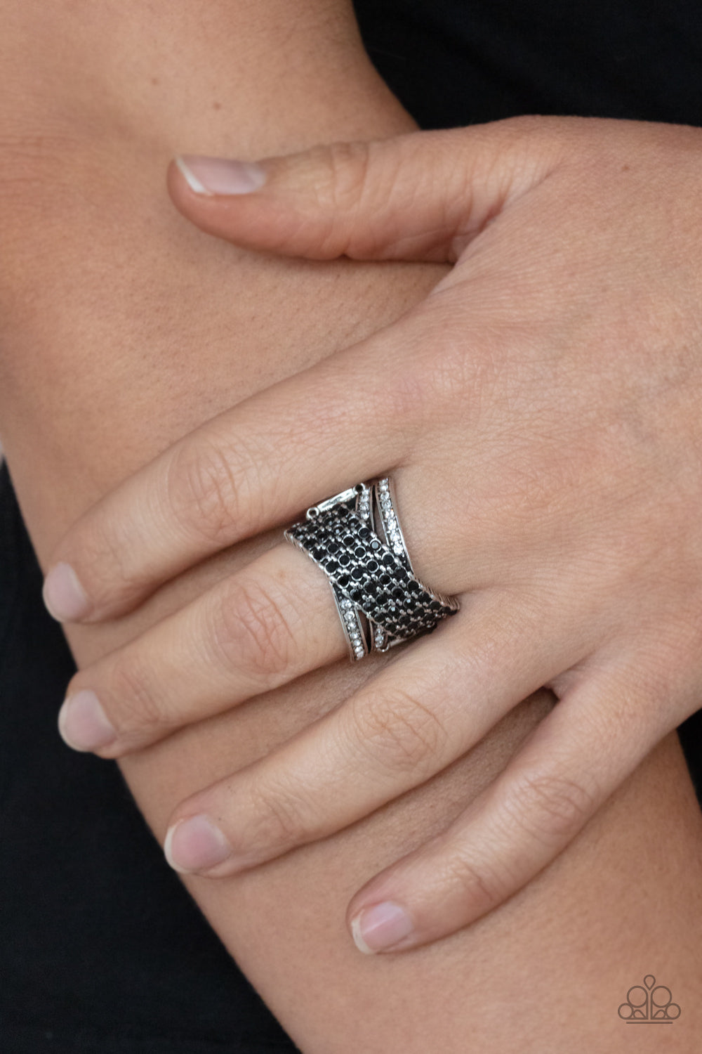 Paparazzi ♥ Classic Crossover - Black ♥  Ring