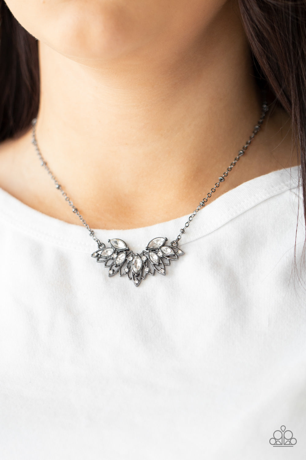 Paparazzi ♥ Deluxe Diadem - Black ♥  Necklace