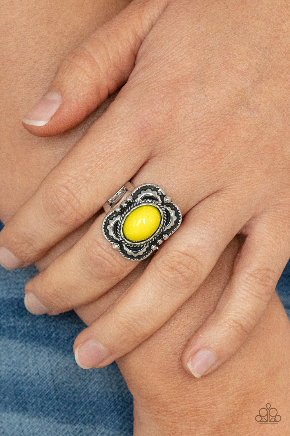 Paparazzi ♥ Vivaciously Vibrant - Yellow ♥  Ring