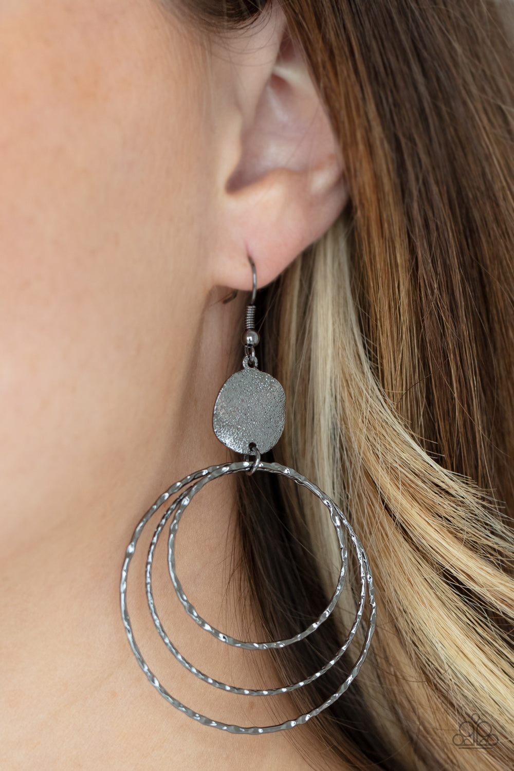 Paparazzi ♥ Universal Rehearsal - Black ♥  Earrings