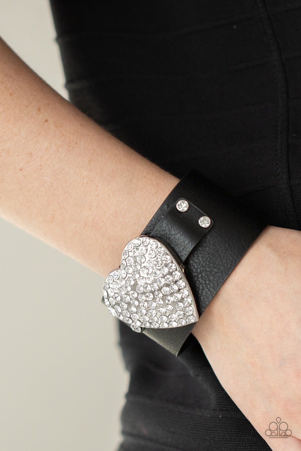 Paparazzi ♥ Flauntable Flirt - Black ♥  Bracelet