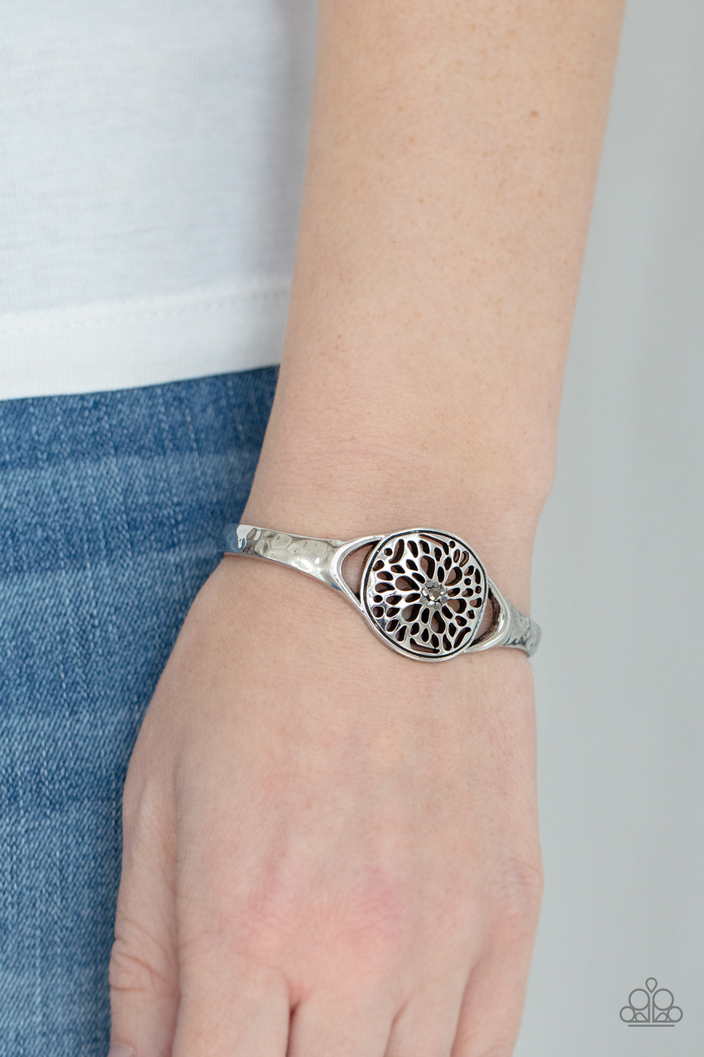 Paparazzi ♥ Modern Meadow - Silver ♥  Bracelet