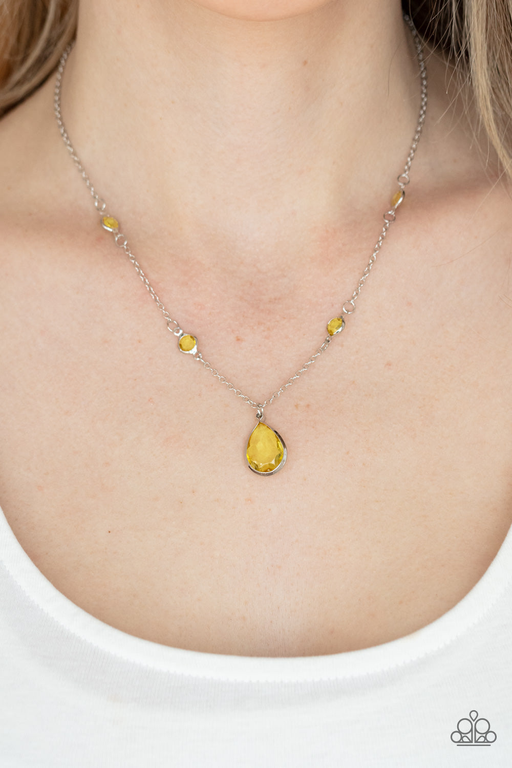 Paparazzi ♥ Romantic Rendezvous - Yellow ♥  Necklace