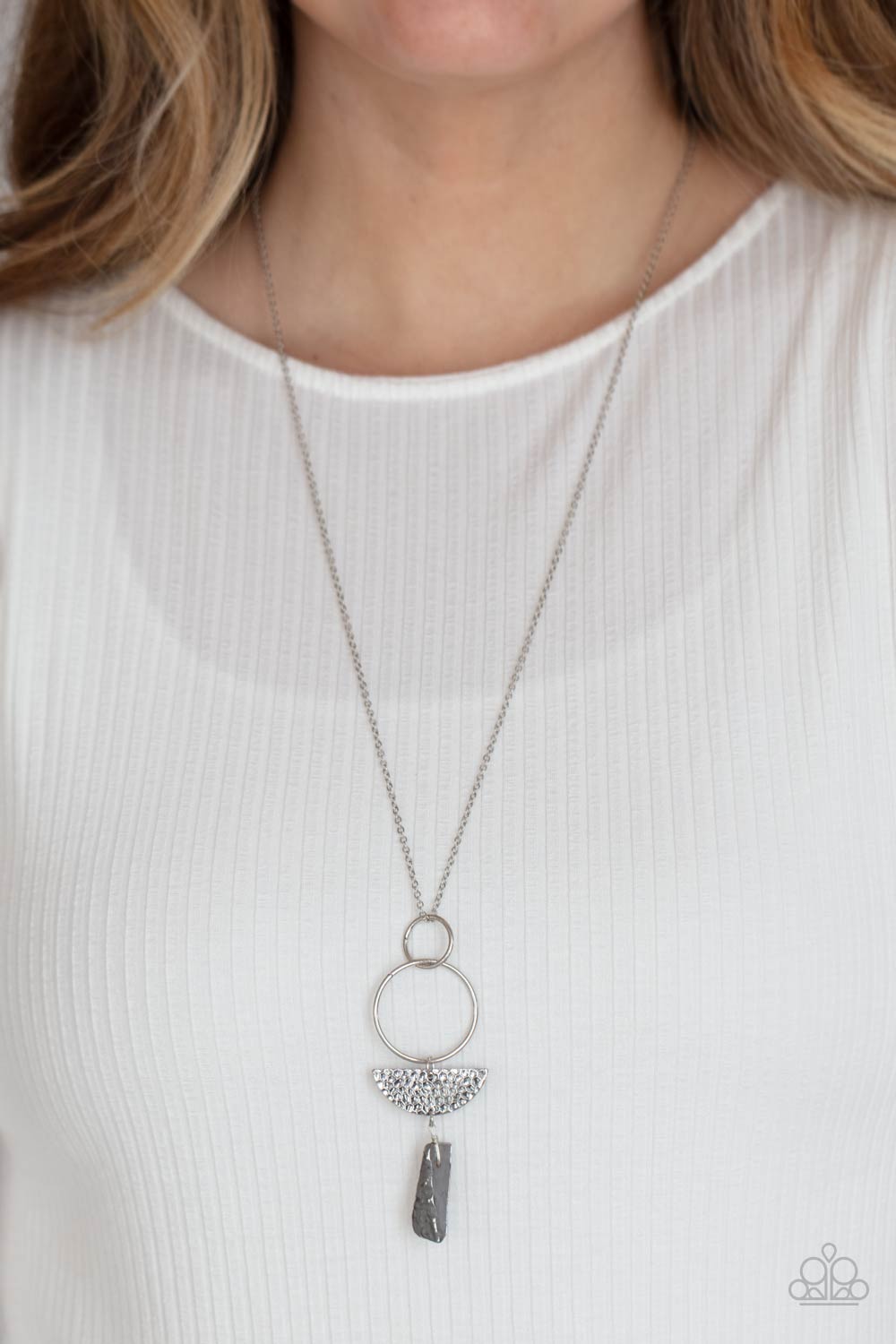 Paparazzi ♥ Monumental Obelisk - Silver ♥  Necklace