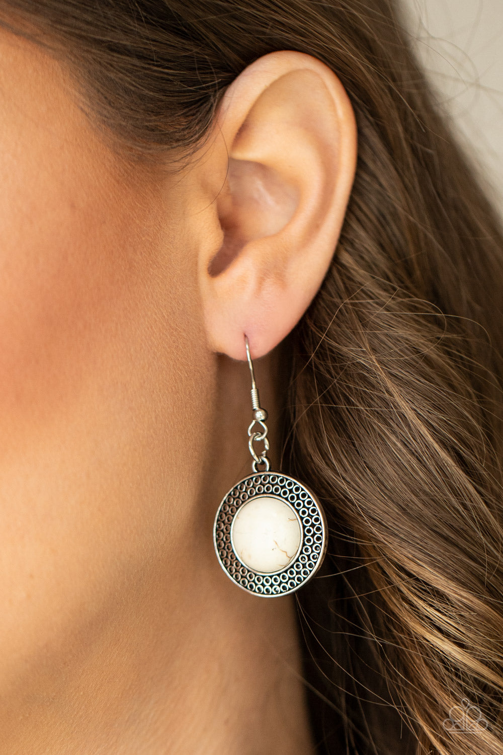 Paparazzi ♥ Circle The Wagons - White ♥  Necklace