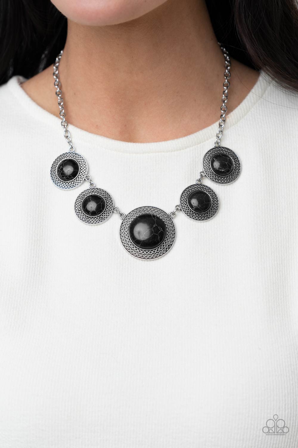 Paparazzi ♥ Circle The Wagons - Black ♥  Necklace