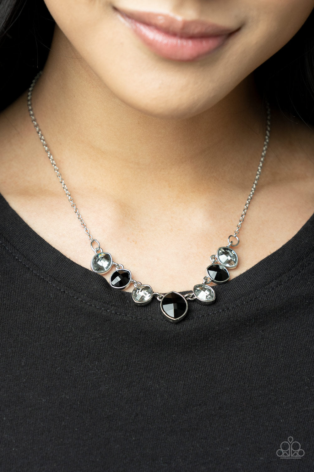 Paparazzi ♥ Material Girl Glamour - Black ♥  Necklace