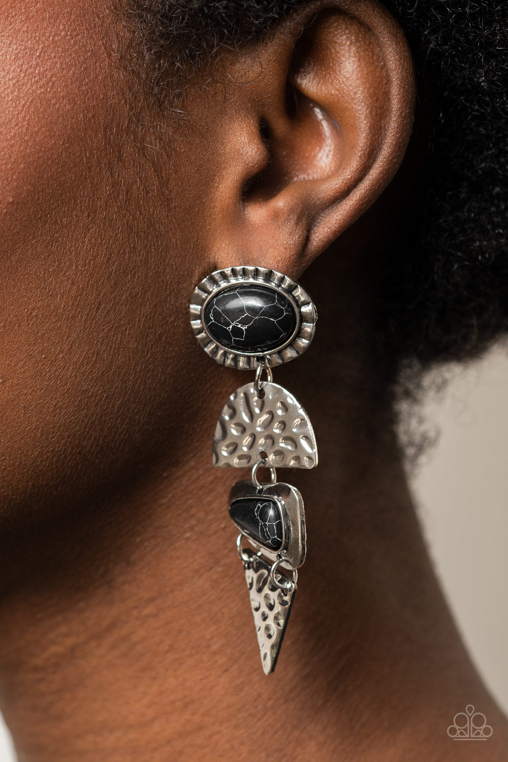 Paparazzi ♥ Earthy Extravagance - Black ♥  Post Earrings