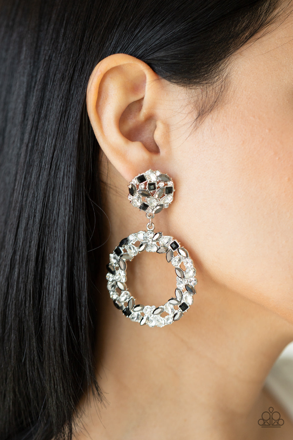 Paparazzi ♥ Party Ensemble - Black ♥  Post Earrings