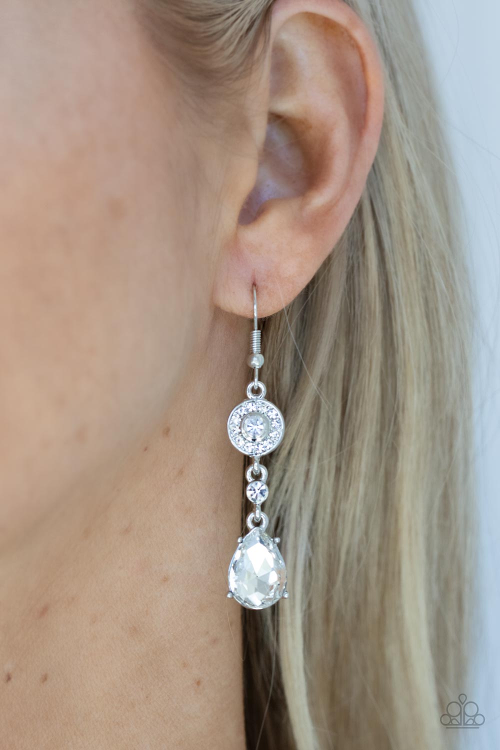 Paparazzi ♥ Graceful Glimmer - White ♥  Earrings