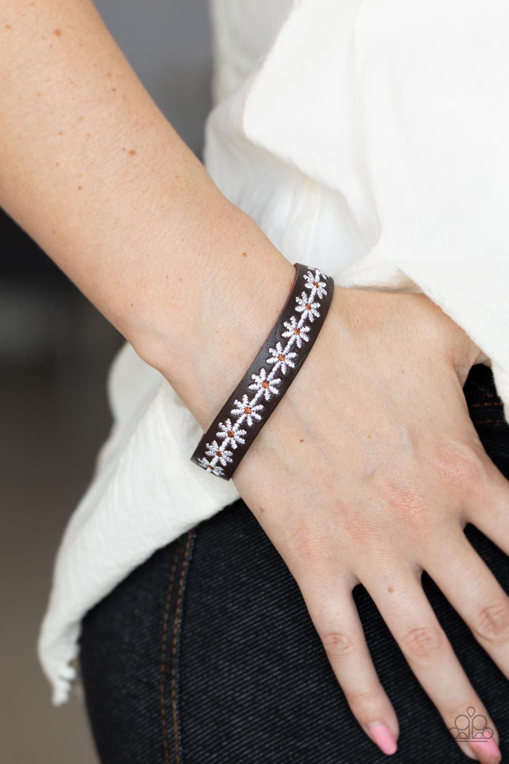 Paparazzi ♥ Wildflower Wayfarer - White ♥  Bracelet